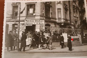 Preview: altes Foto - Gebäude Bürger-Stuben Heinrich Pokorny  - Wahllokal ?? SA Männer , Hitler Plakate